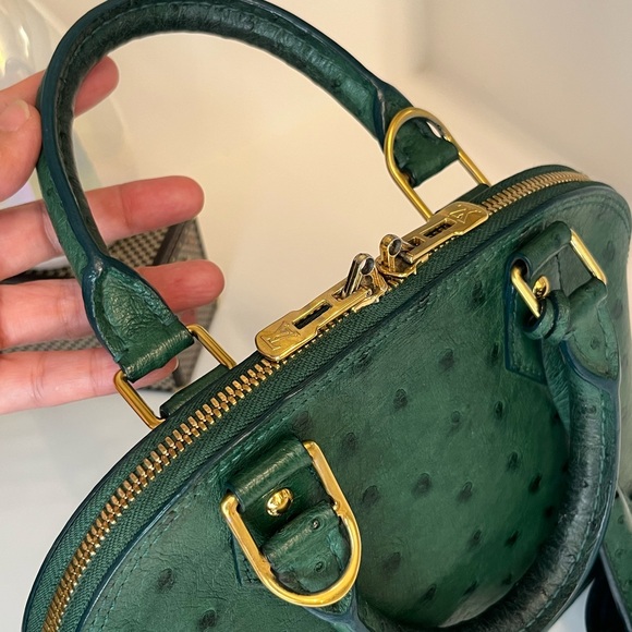 🎀LOUIS VUITTON Menthe Ostrich Leather Alma BB Bag - Picture 11 of 16